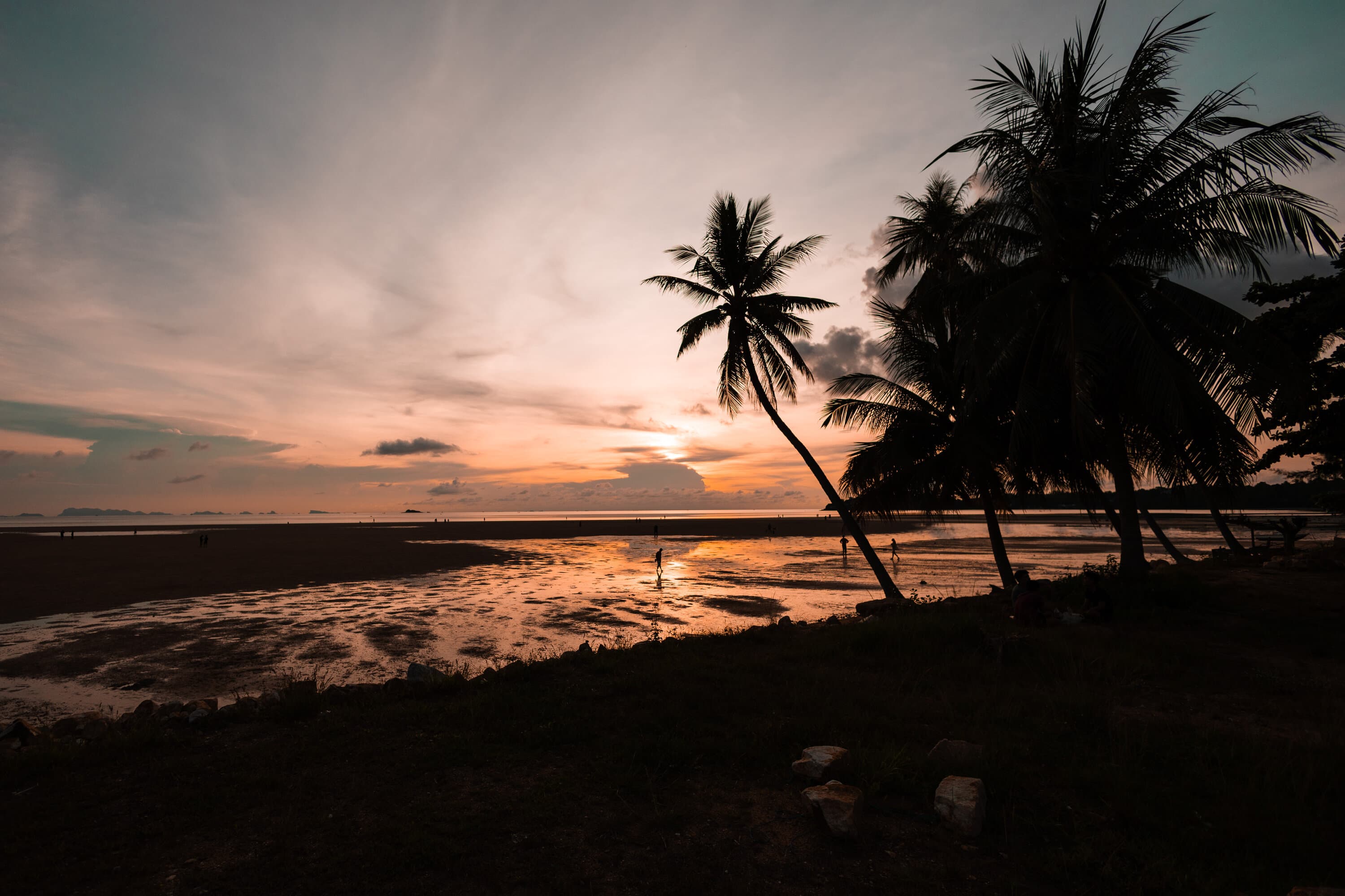 Golden sunset over Hin Kong Beach — Caya Beach